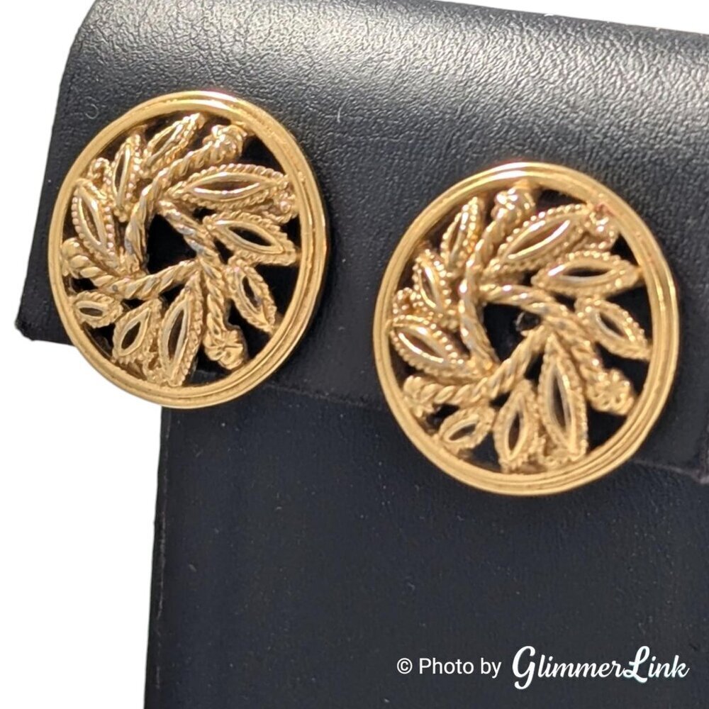Vintage Trifari Round Textured Openwork Leaves Gold Tone Clip On Earrings - Picture 3 of 11